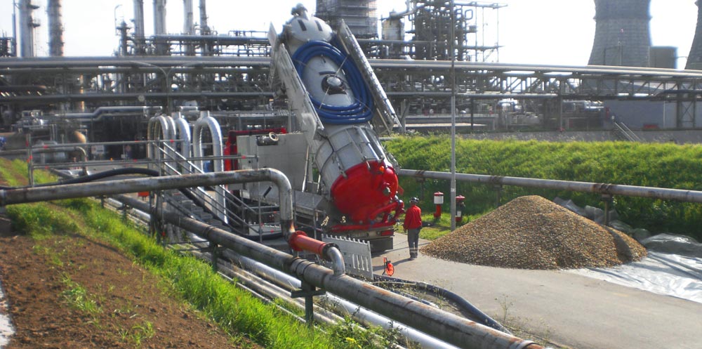 Saugwagen vor Industrieanlage